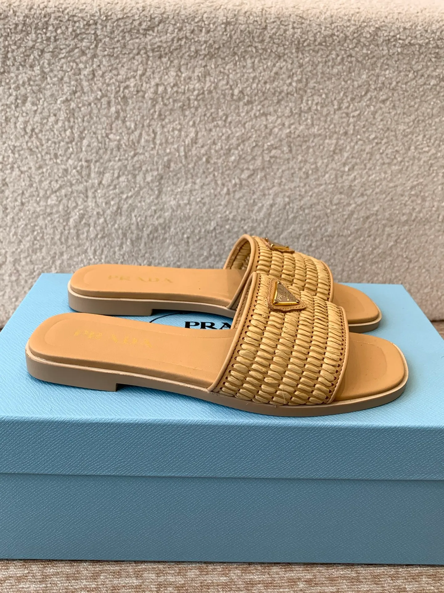 👟👟Ex-factory price 420👟👟 Prada 25ss new spring and summer Prada woven slippers Modern lines and original architectural volumes define these complex charms. The iconic geometric shape of the Prada triangle inspires the heel design, highlighting the taper and soft curves with a unique modern touch.  Upper: original woven upper, lining cowhide, outsole: Italian genuine leather outsole Size: #35-42 (40, 41, 42 customized, non-refundable)